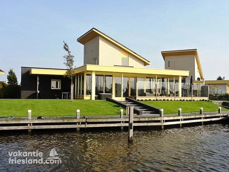 Vakantievilla Koudum met privé steiger