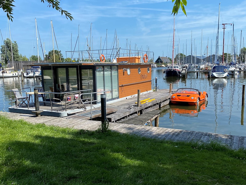 Unieke woonboot Warns met eigen drijvende steiger en terras