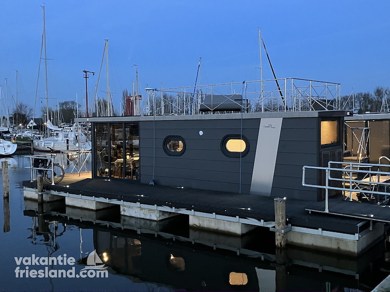 Bijzonder overnachten in een luxe woonboot in Warns