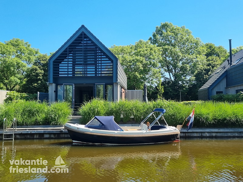 Luxe watervilla in Balk met terras aan het water