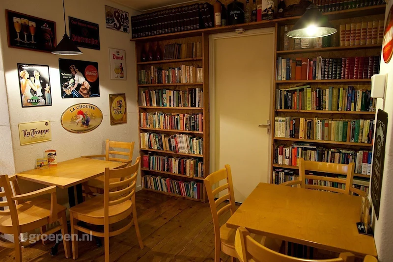 groepsaccommodatie-meppel-mep-505-049.jpg, Tafels, boekenkast