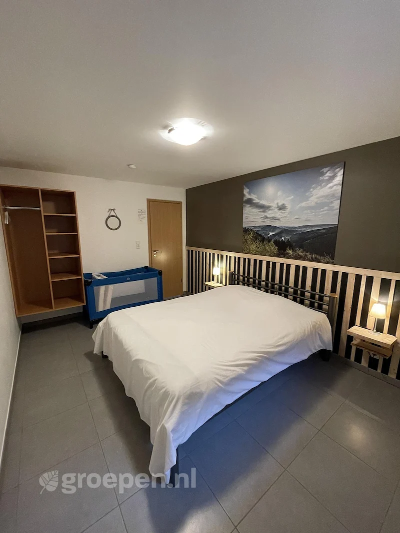 Groepsaccommodatie Stavelot België voor 15 personen FRA-2530-G, tweepersoonsbed en kinderbedje