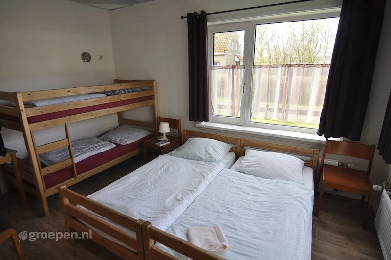 groepsaccommodatie-hollum-amd-483-032.jpg, stapelbed en tweepersoonsbed
