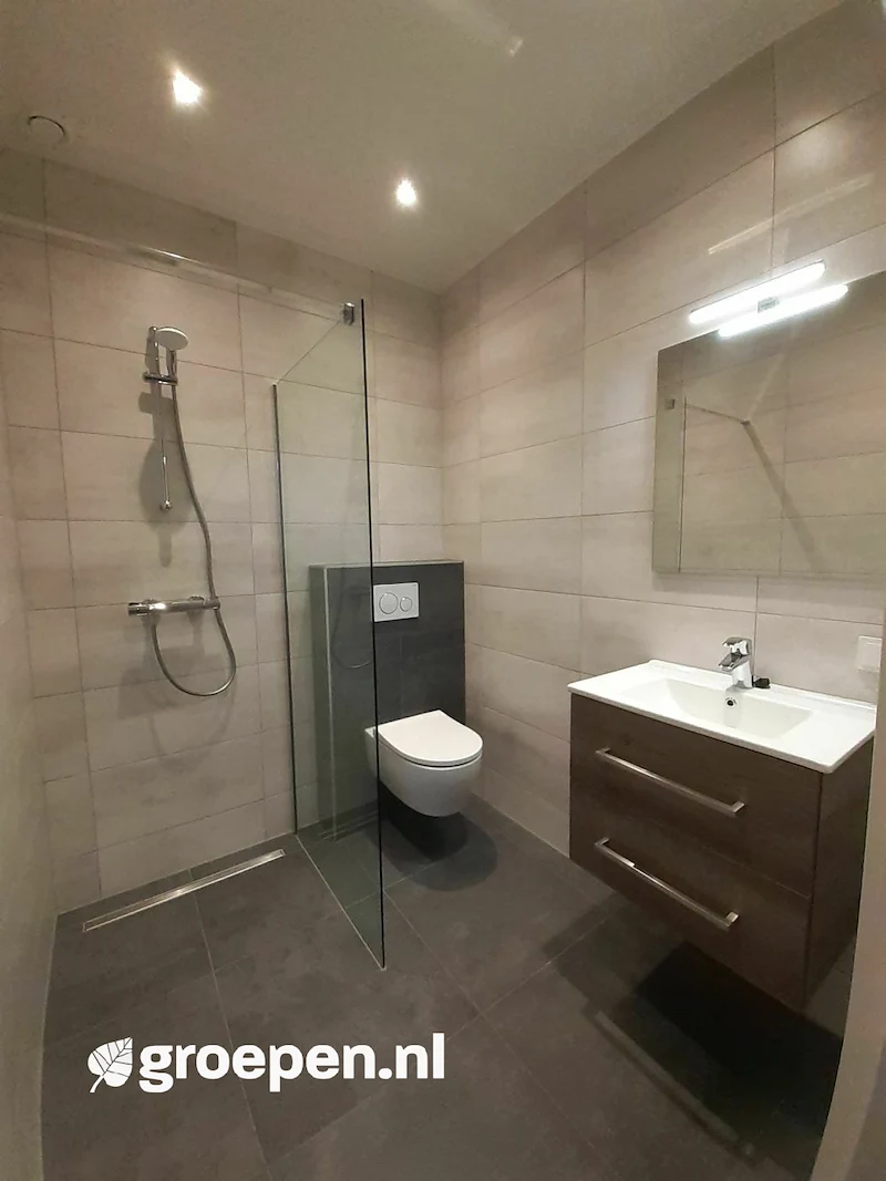 groepsaccommodatie-Nederland-Bakkeveen-BKV-2112-05.jpg, badkamer met douche en toilet