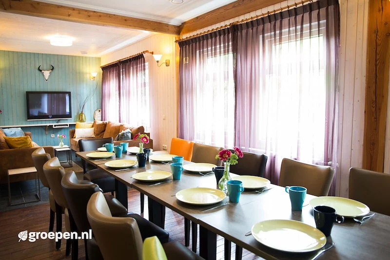 Groepsaccommodatie-Nederland-Bruchterveld-16-personen-BTV-1195-02.jpg, lange tafel