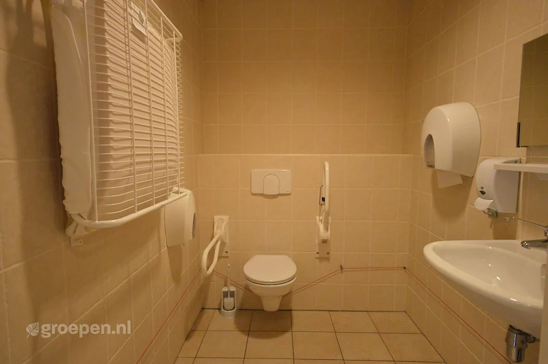 Groepsaccommodatie-Bennekom-bkm--1974-08.jpg, aangepast toilet Groepsaccommodatie-Bennekom-bkm--1974-08.jpg, aangepast toilet