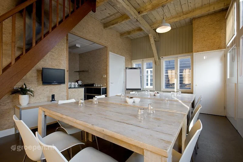 Zaal_D_vergadertafel.jpg