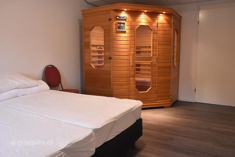 Groepsaccommodatie-Nederland-Hengelo-28 personen-HEO-1634-02.jpg, Sauna,Grote slaapkamer,2-persoonsbed