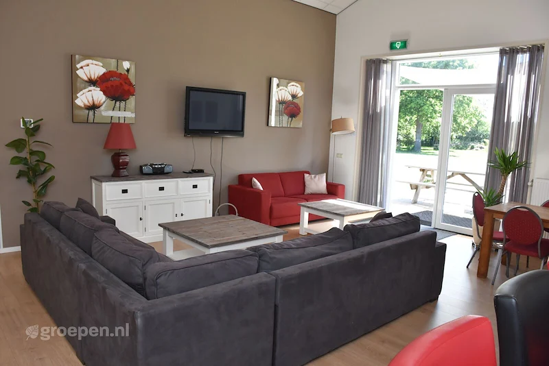 Groepsaccommodatie-Nederland-Hengelo-28 personen-HEO-1634-02.jpg, Hoekbank,Tv,Lichte ruimte