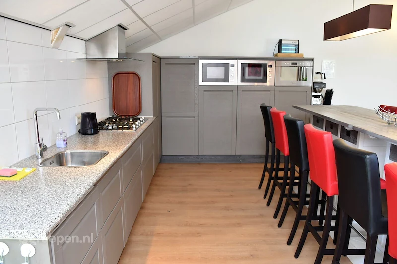 Groepsaccommodatie-Nederland-Hengelo-28 personen-HEO-1634-02.jpg, Hoekkeuken, lange eettafel