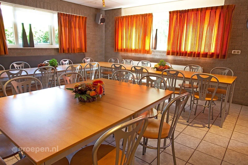 groepsaccommodatie-nederland-schaijk-40-personen-sch-077-028.jpg, tafel, stoelen