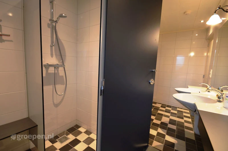 groepsaccommodatie-heeswijk-dinther-hsd-1518-068.jpg, douche, wasbak, wastafel groepsaccommodatie-heeswijk-dinther-hsd-1518-068.jpg, douche, wasbak, wastafel