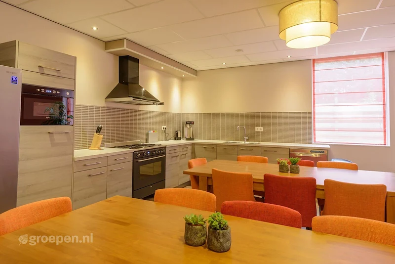 groepsaccommodatie-Baarlo-BAO-1384.jpg, eettafels, keuken
