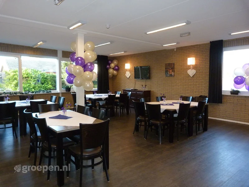 groepsaccommodatie-Nederland-Putten-48-personen-PUT-1705.jpg, eetzaal met tafels en stoelen