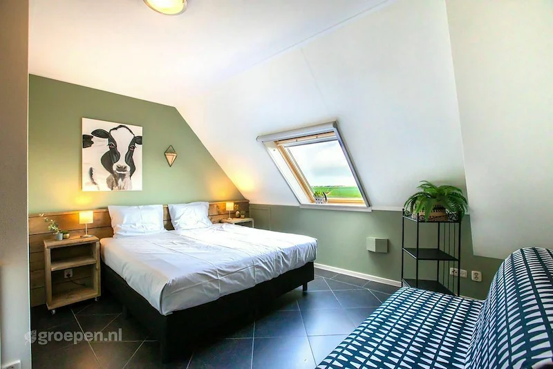 Groepsaccommodatie-Nederland-Lollum-LLM-745-G--08.jpg, Slaapkamer met tweepersoonsbed en slaapbank