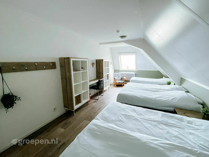 Groepsaccommodatie-Nederland-Lollum-LLM-745-G--06.jpg, Slaapkamer met 2 tweepersoonsbedden & 1 eenpersoonsbed