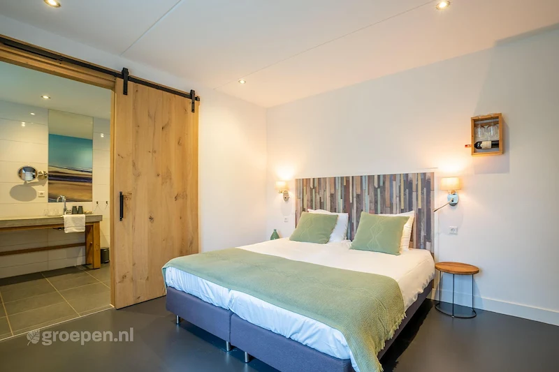 groepsaccommodatie-Nederland-Texel-24-personen-DNB-1779-2-02.jpg, 2-persoonsbed