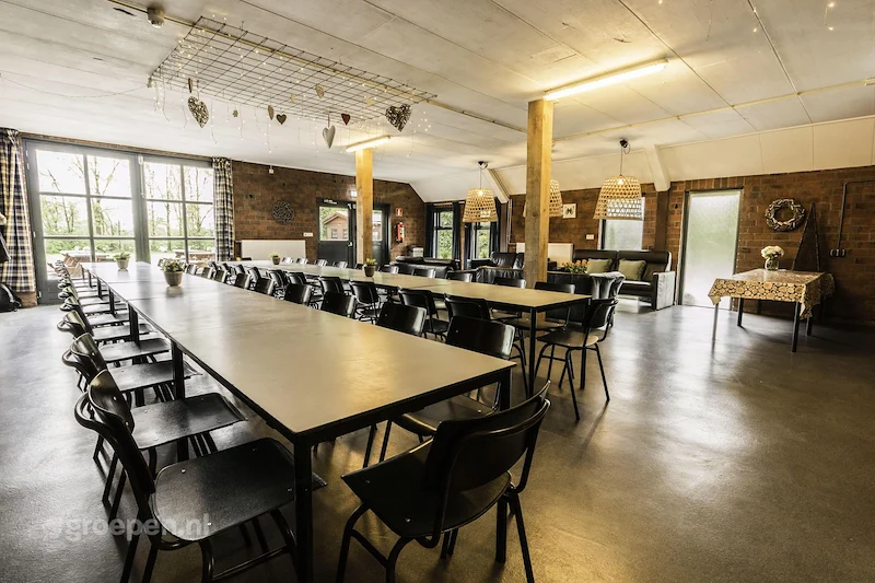 groepsaccommodatie-Nederland-Ruurlo-72-personen-ELH-9029-2.jpg, lange tafel, stoelen