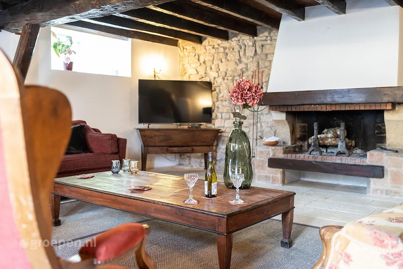 Groepsaccommodatie-Frankrijk-Vienne-14-personen-MAI-1018-21.jpg, bijzettafel, openhaard
