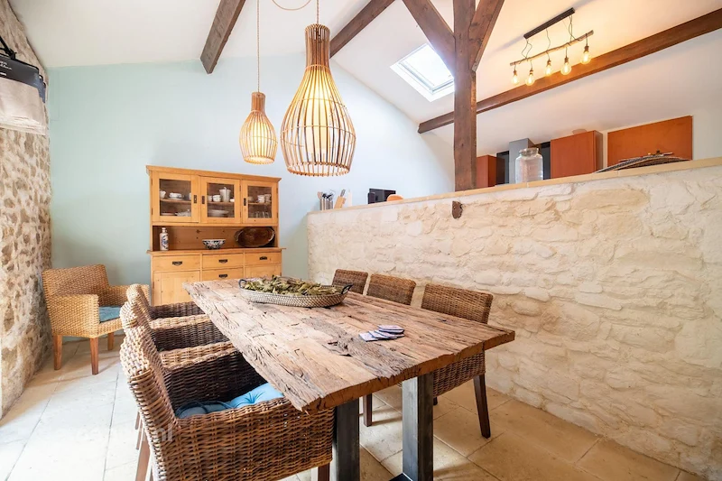 Groepsaccommodatie-Frankrijk-Vienne-14-personen-MAI-1018-17.jpg, tafel, stoelen, kast