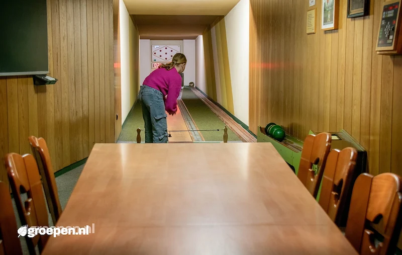Groepsaccommodatie Messinghausen Brilon Duitsland voor 30 personen MES-7039, eettafel en kegelbaan Groepsaccommodatie Messinghausen Brilon Duitsland voor 30 personen MES-7039, eettafel en kegelbaan