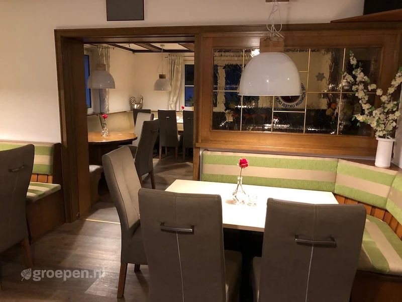 Groepsaccommodatie-Niedersorpe-Duitsland-30-personen-NOS-1222.jpg, tafel met bank Groepsaccommodatie-Niedersorpe-Duitsland-30-personen-NOS-1222.jpg, tafel met bank