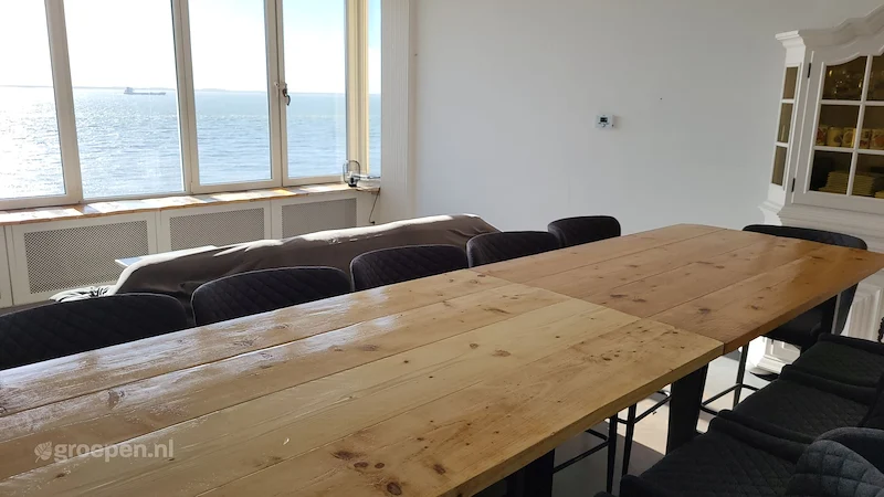 Groepsaccommodatie-Vlissingen-Nederland-15-personen-VLS-4035.jpg, lange tafel