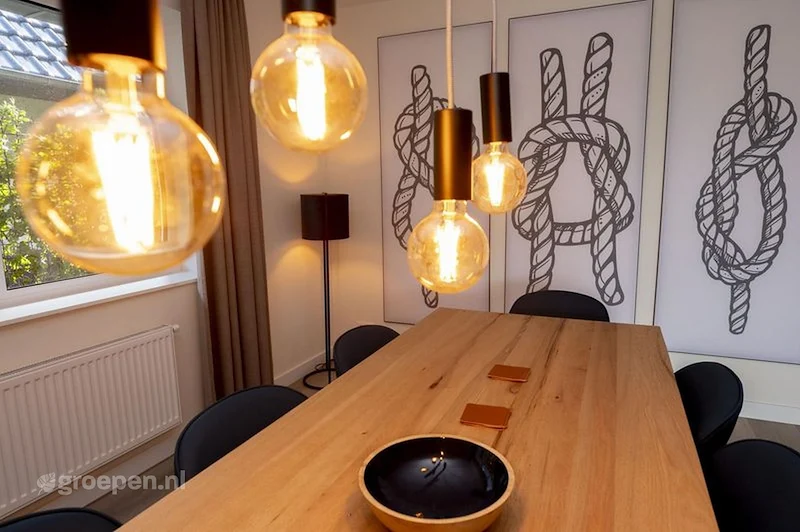 Groepsaccommodatie-Offingawier_Sneek-Nederland-8-personen-SNK-6036.jpg, tafel, stoelen, schilderij
