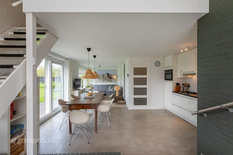 Groepsaccommodatie Nieuwvliet Nederland voor 6 personen NVB-8039, tafel, stoelen, trap