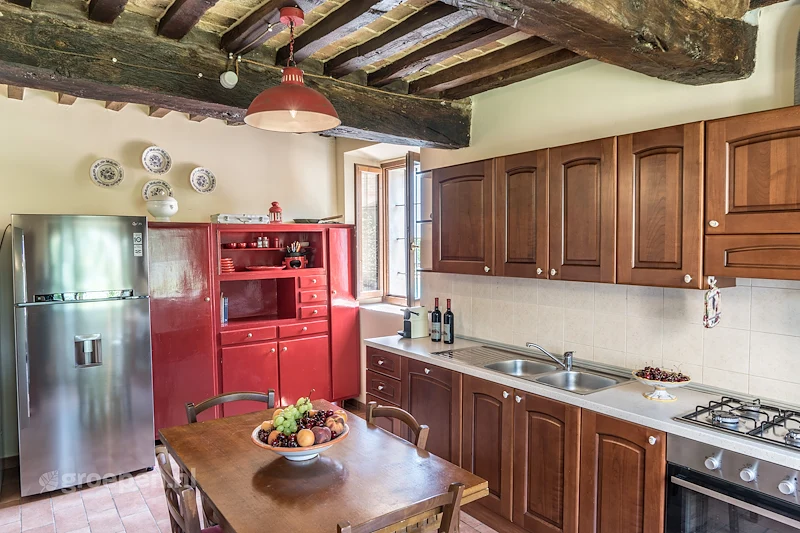 Villa-Italie-Salsomaggiore-Terme-14-personen-SMT-1028-03.jpg, service,koelkast,keuken,tafel,stoel Villa-Italie-Salsomaggiore-Terme-14-personen-SMT-1028-03.jpg, service,koelkast,keuken,tafel,stoel