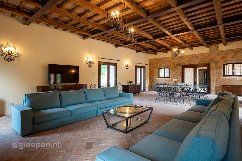 Villa-Italie-Salsomaggiore-Terme-16-personen-SMT-2330-01.jpg, zithoek,woonkamer,banken,tv Villa-Italie-Salsomaggiore-Terme-16-personen-SMT-2330-01.jpg, zithoek,woonkamer,banken,tv