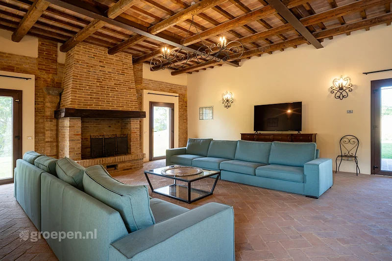 Villa-Italie-Salsomaggiore-Terme-16-personen-SMT-2330-24.jpg, zithoek,woonkamer,tv,haard,openhaard,banken Villa-Italie-Salsomaggiore-Terme-16-personen-SMT-2330-24.jpg, zithoek,woonkamer,tv,haard,openhaard,banken