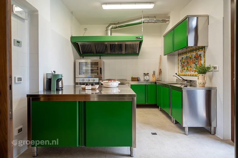 Villa-Italie-Salsomaggiore-Terme-16-personen-SMT-2330-11.jpg, keuken,koelkast,oven,bar,open Villa-Italie-Salsomaggiore-Terme-16-personen-SMT-2330-11.jpg, keuken,koelkast,oven,bar,open