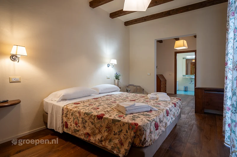 Villa-Italie-Salsomaggiore-Terme-16-personen-SMT-2330-12.jpg, slaapkamer,bed,tweepersoonsbed Villa-Italie-Salsomaggiore-Terme-16-personen-SMT-2330-12.jpg, slaapkamer,bed,tweepersoonsbed