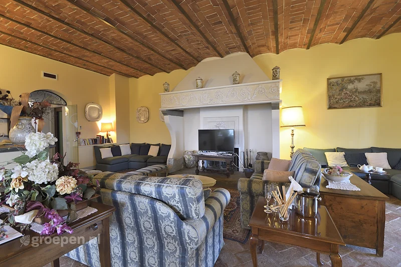 Villa-Italië-Toscane-CastiglionFiorentino-18personen-CFT-4036-046.JPG, woonkamer,zithoek,openhaard