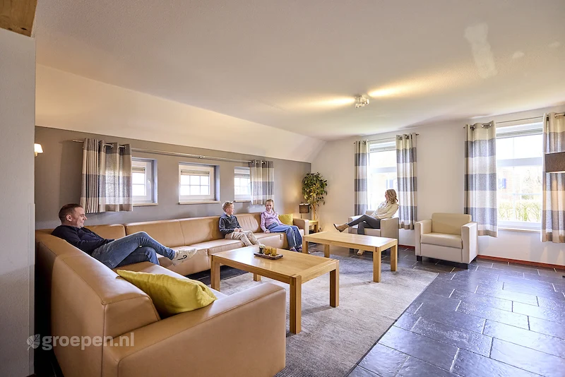 Groepsaccommodatie-Nederland-Roggel-11p-ROG-1347-1, woonkamer,banken,tafel,mensen