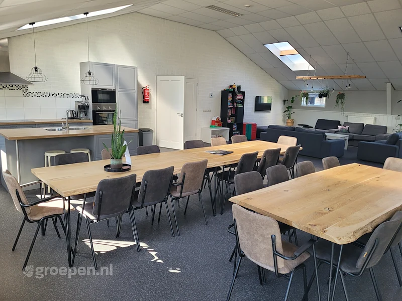 groepsaccommodatie-Nederland-De_Moer-MOE-1604-41.jpg, stoelen, tafel