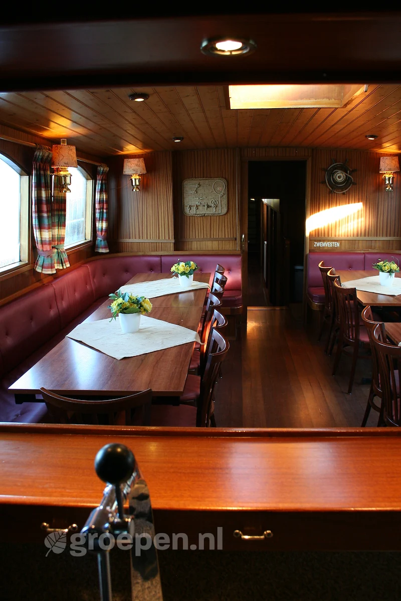 groepsaccommodatie-Nederland-Akkrum-24-personen-AKK-1075.jpg., tafel, stoelen