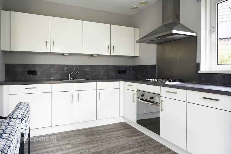 Groepsaccommodatie-eernewoude-14-personen-keuken-wit-min.jpg, Keuken Groepsaccommodatie-eernewoude-14-personen-keuken-wit-min.jpg, Keuken