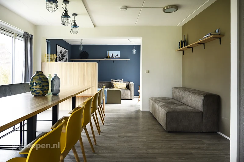 1.Groepsaccommodatie-eernewoude-14-personen-woonkamer-ingang-min.jpg, woonkamer 1.Groepsaccommodatie-eernewoude-14-personen-woonkamer-ingang-min.jpg, woonkamer