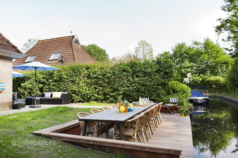 Groepsaccommodatie-Eernewoude-Friesland-14-personen-eten-aan-het-water-min.jpg, eten aan het water Groepsaccommodatie-Eernewoude-Friesland-14-personen-eten-aan-het-water-min.jpg, eten aan het water