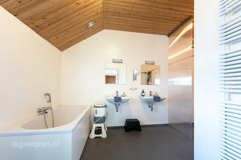 Groepsaccommodatie-12 personen-Nederland-Ruigahuizen-RUG-1012---12.jpg, Bad,Wastafel Groepsaccommodatie-12 personen-Nederland-Ruigahuizen-RUG-1012---12.jpg, Bad,Wastafel