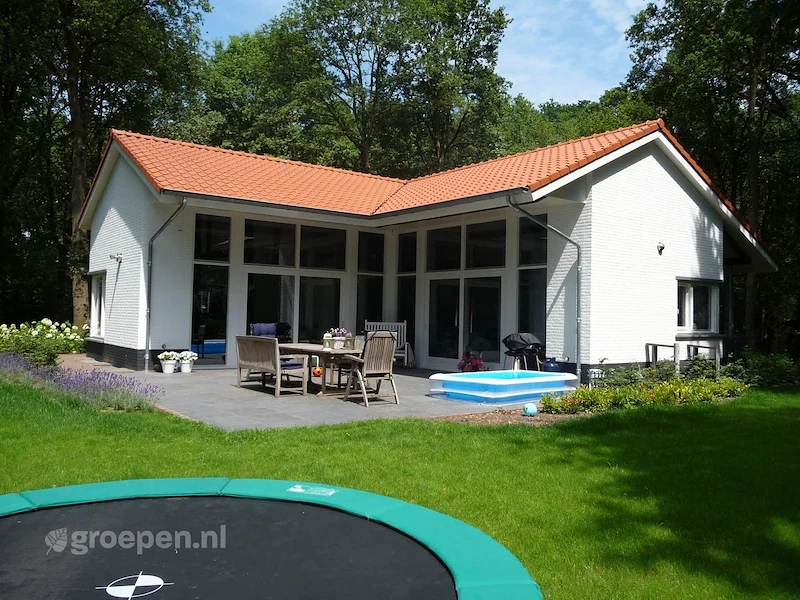 groepsaccommodatie-Nederland-Uden-12personen-UDN-3283--005, tuin met trampoline