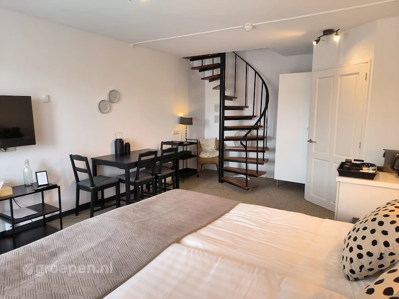 Groepsaccommodatie-Nederland-Zevenbergen-20personen-ZVB-1104-011.jpg, 2-persoonsbed