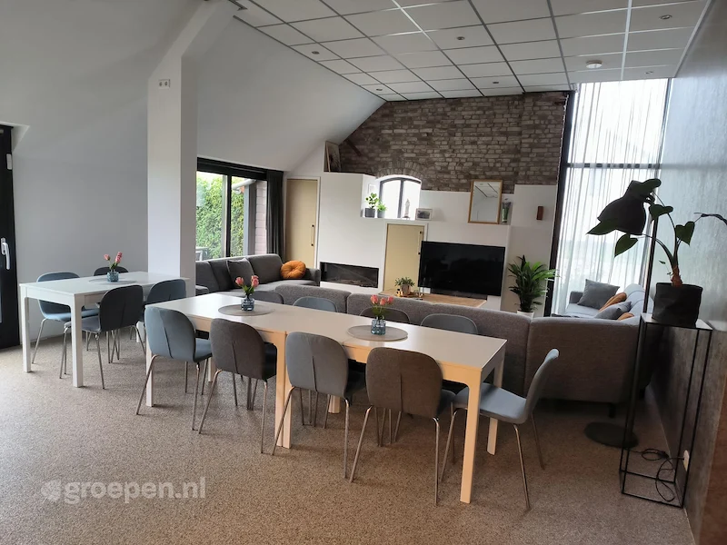Groepsaccommodatie-Nederland-Zevenbergen-20personen-ZVB-1104-004.jpg, tafel, keuken