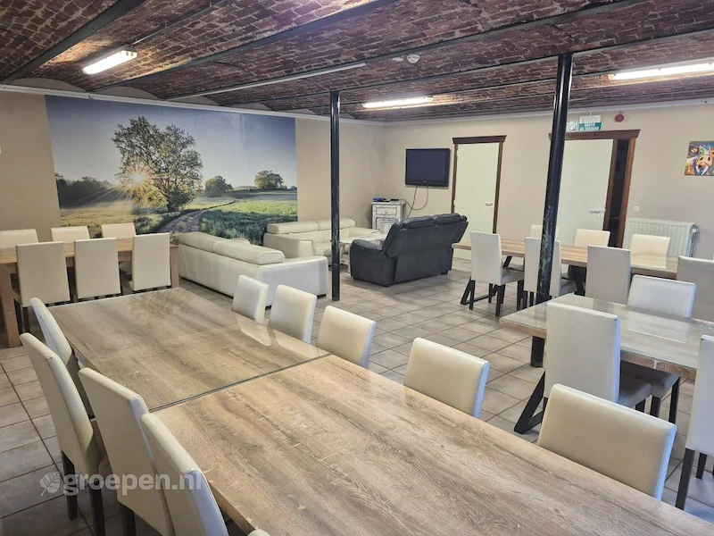 Groepsaccommodatie-Belgie-Durbuy-30-personen-DUR-3312.jpg, eetruimte met tafels en stoelen