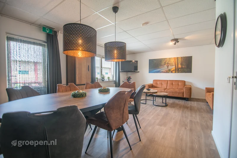 groepsaccommodatie-Nederland-28-personen-DenHam-DHM-1995-7.jpg, tafel, stoelen,bank