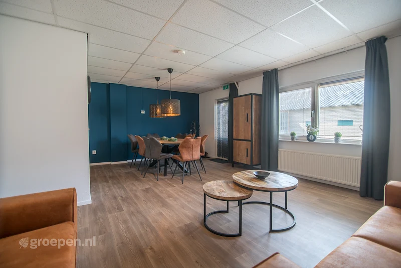 groepsaccommodatie-Nederland-28-personen-DenHam-DHM-1995-9.jpg, Woonkamer,Tafel,Banken