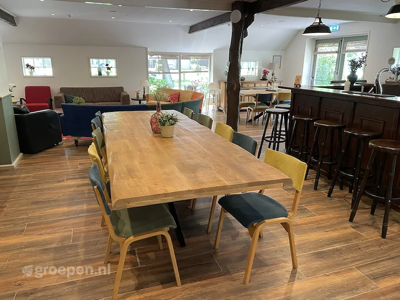 Groepsaccommodatie-Norg-Nederland-52-personen-NOR-956.jpg, eettafel met stoelen