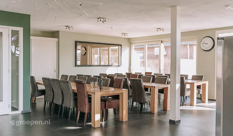 Groepsaccommodatie-Veulen-Nederland-35-personen-VEU-1089-D.jpg, eetzaal met tafels en stoelen